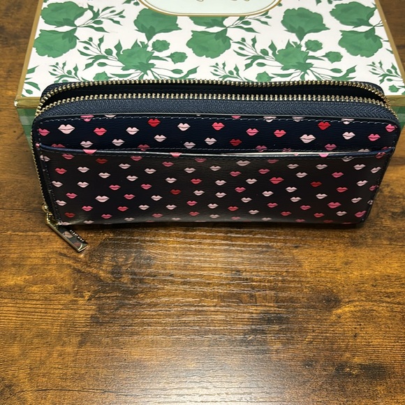 NWOT Kate Spade lips wallet - Picture 2 of 6